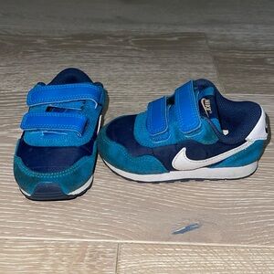 Nike MD Valiant Sneaker Baby, Walker, Size 6 Navy, White, Blue